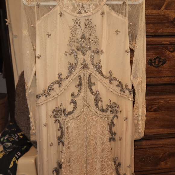 Beautiful hand beaded & lace w/open back dress. - Picture 6 of 17